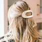 Femme blonde avec Clipia blanc