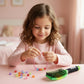 Petite fille créant son prénom LOUISE avec les perles et la chaînette Popbrush